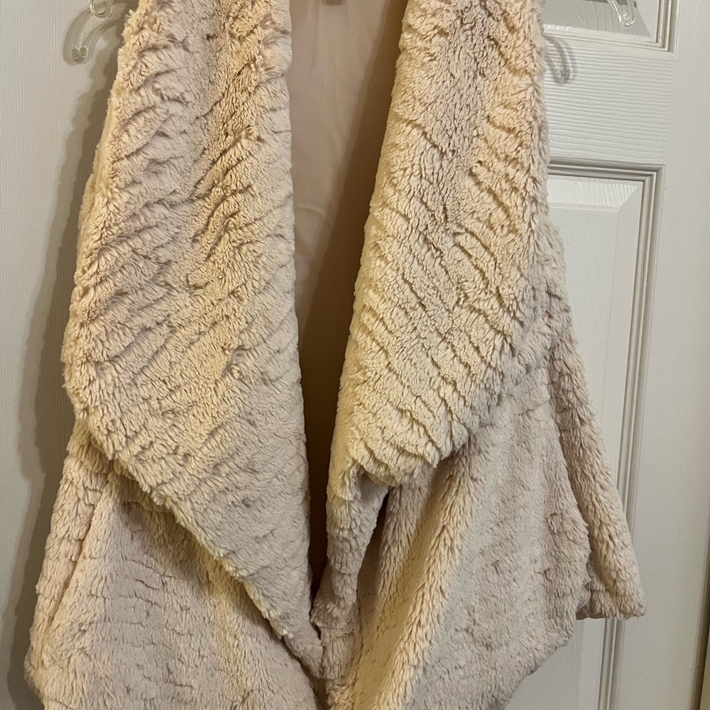 Alya Cream Teddy Vest Plush Oversized Collar